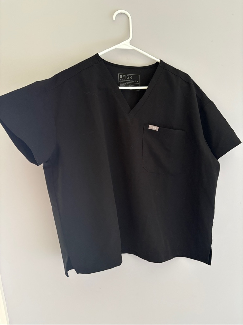 Figs Women’s V-Neck Crop Scrub Top in Black